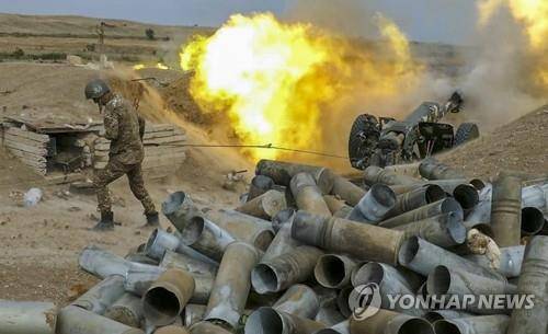 나고르노-카라바흐에서 아제르바이잔과 교전하는 아르메니아군 [EPA=연합뉴스자료사진]
