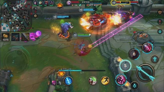 PC 버전에 비해 다소 작아진 '소환사의 협곡'. 정글이 일부 간소화됐고 억제기가 3번째 포탑에 내장되는 등 달라진 부분이 있다.