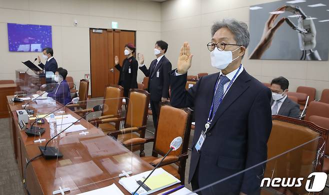 김명중 EBS 사장(오른쪽)이 15일 오전 서울 여의도 국회에서 열린 과학기술정보방송통신위원회의 한국방송공사, 한국교육방송공사에 대한 국정감사에서 증인 선서를 하고 있다. 2020.10.15/뉴스1 © News1 신웅수 기자