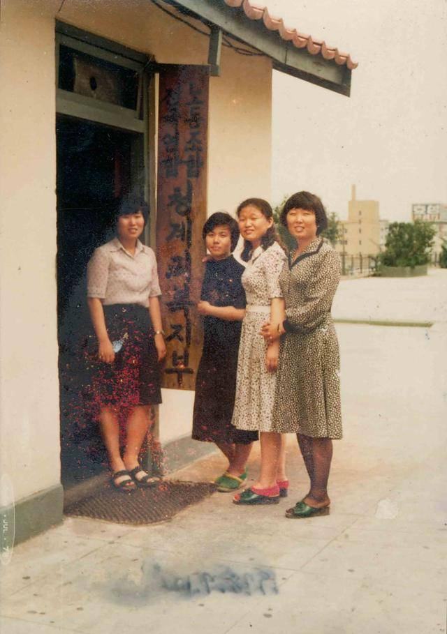 평화시장 옥상에 만들어진 청계 노조의 사무실 앞에서 조합원 나성자, 이숙희, 이영순, 이광숙씨가 일렬로 늘어서 기념촬영을 하고 있다. 전태일 열사의 죽음을 계기로 만들어진 이곳 청계 노조 사무실엔 여공들의 발걸음이 끊이지 않았다. 전태일기념관 제공