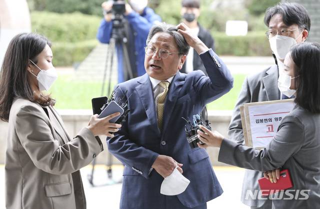 [서울=뉴시스]최진석 기자 = 강기정 전 정무수석이 12일 서울 양천구 서울남부지검에서 김봉현 및 조선일보 손해배상 소장 접수에 앞서 취재진의 질문에 답하며 머리카락을 쓸어 넘기고 있다. 2020.10.12.myjs@newsis.com