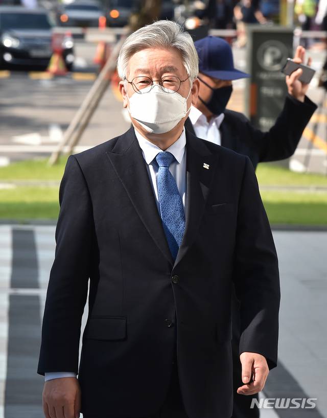 [수원=뉴시스] 김종택 기자 = 이재명 경기도지사가 21일 수원고등법원에서 열린 파기환송심 첫 공판에 출석하고 있다. 앞서 대법원 전원합의체는 지난 7월16일 이 지사의 상고심에서 당선무효형에 해당하는 벌금 300만원을 선고한 원심을 파기하고 무죄 취지로 사건을 수원고법에 돌려보냈다. 2020.09.21. jtk@newsis.com