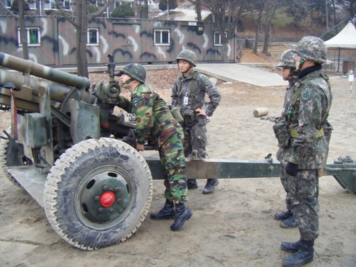 예비군 장병들이 시가지 전투 훈련을 실시하고 있다. 세계일보 자료사진