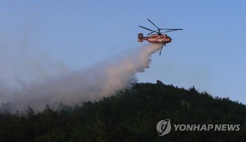 산불 진화하는 산림 헬기 [연합뉴스 자료사진]