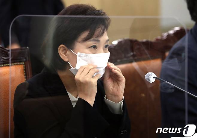 김현미 국토교통부 장관이 16일 정부세종청사에서 열린 국회 국토교통위원회의 국토교통부에 대한 국정감사에서 마스크를 고쳐쓰고 있다. 2020.10.16/뉴스1 © News1 장수영 기자