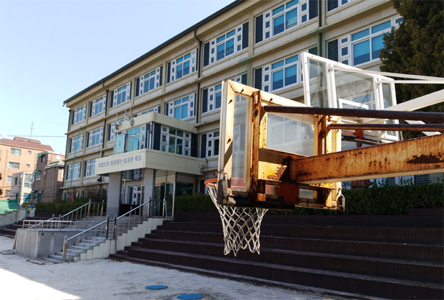 22일 서울 은평구 은혜초등학교 운동장에 녹슨 농구 골대가 덩그러니 서 있다. 이 학교는 지난해 3월 폐교됐다.