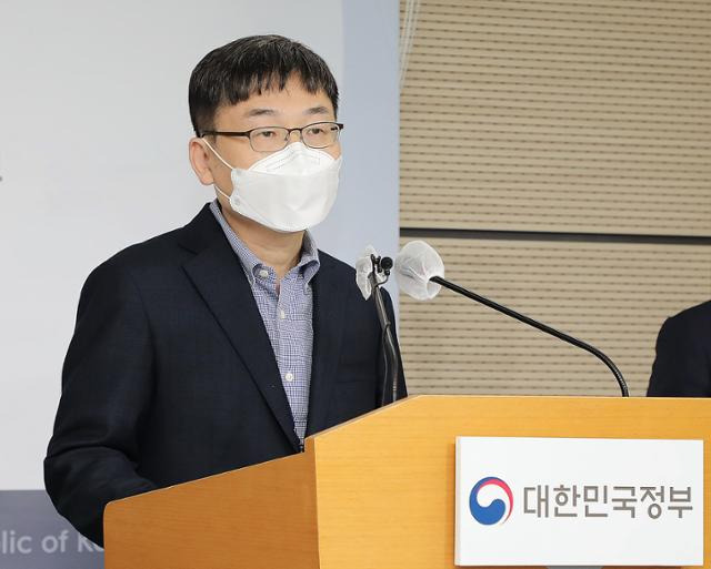 장수완 행정안전부 디지털정부국장이 16일 정부세종청사 공용브리핑룸에서 경제협력개발기구(OECD)에서 처음으로 실시한 디지털정부평가(The OECD 2019 Digital Government Index) 결과 발표를 하고 있다. 뉴스1