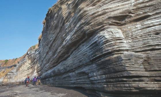 올가을 색다른 여행을 즐기고 싶다면 지질공원으로 가보자. 국내에 세계적으로 지질학적 가치를 인정 받은 유네스코 세계지질공원이 4곳 있다. 사진은 제주도 수월봉 아래쪽 검은모래해변. [중앙포토]