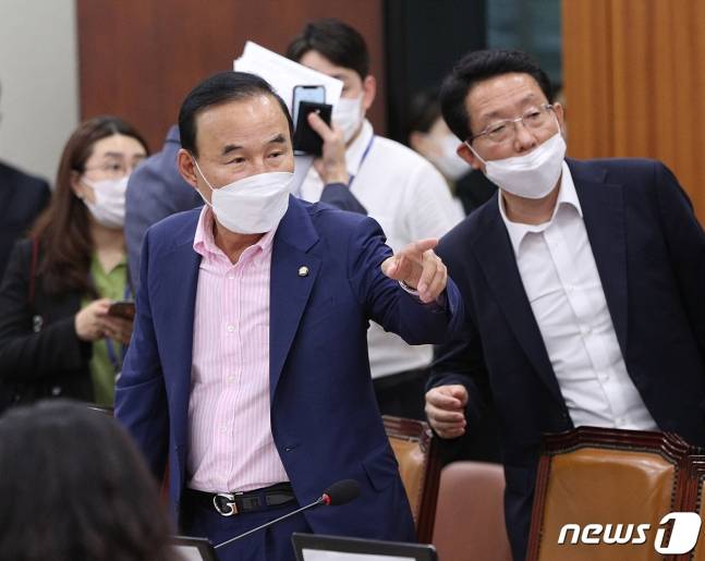박덕흠 의원(왼쪽)이 과거 대한전문건설협회 회장과 전문건설공제조합 운영위원장을 겸직하며 수백억대 투자를 임의대로 결정한 사실이 논란이 된 상황. 검찰은 현재 박 의원 사건을 수사 중이다. /사진=뉴스1