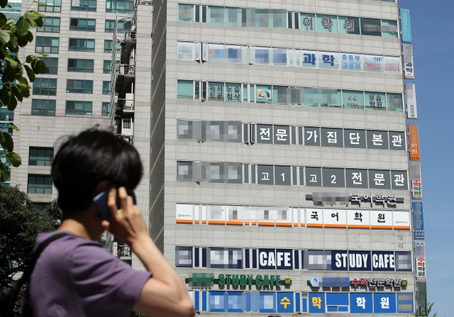 서울 아파트 전세 품귀 현상이 번지고 있는 가운데, 학군지로 꼽히는 목동에선 전세 매물이 아예 없는 단지가 나타나고 있다. 사진은 목동 학원가. [연합]