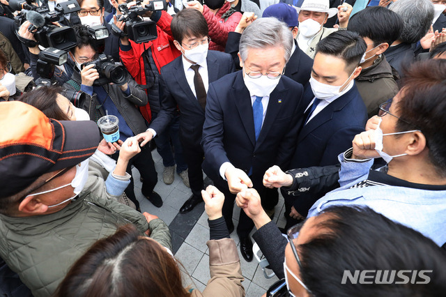 [수원=뉴시스] 김종택기자 = 허위사실 공표 혐의로 기소돼 당선무효형에 처해졌다가 대법원에서 기사회생한 이재명 경기도지사가 16일 경기 수원시 영통구 수원고등법원에서 열린 파기환송심 선고공판에서 무죄를 선고받은 뒤 지지자들과 인사하고 있다.  2020.10.16.jtk@newsis.com