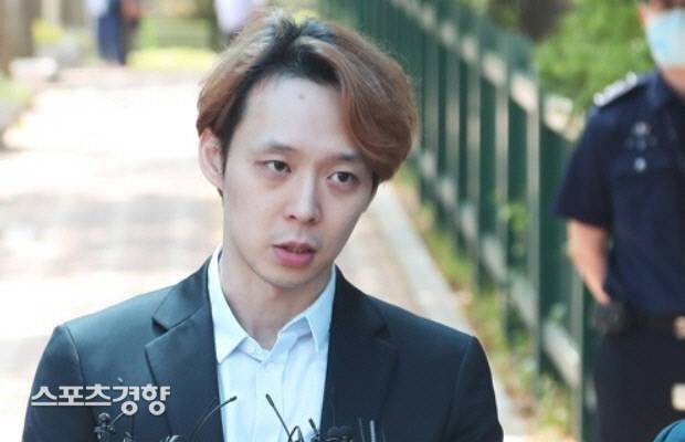 가수 박유천이 자신을 고소해 배상판결을 받은 A씨에게 5000만원을 배상하지 않고 있다. 연합뉴스