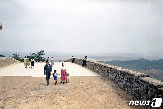 (서울=뉴스1) 1960년대 중반 평양시민들이 대성산 소문봉에 올라 대성산성 둘레를 걷고 있다. (미디어한국학 제공) 2020.10.17./뉴스1 photo@news1.kr