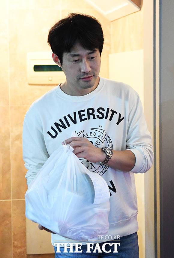 배달 앱으로 2인분의 식사를 주문한 김 씨.