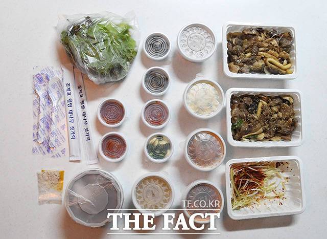 김 씨가 주문한 2인분의 음식에 사용된 많은 양의 플라스틱 용기들.