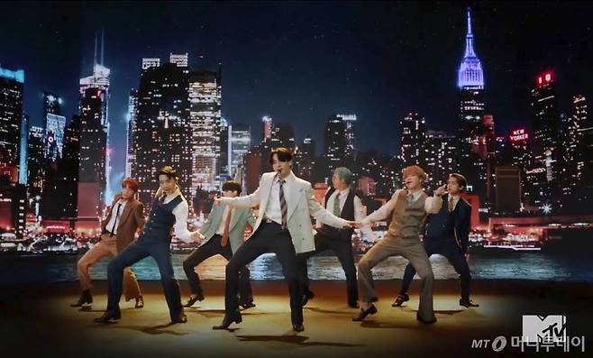 [런던=AP/뉴시스]MTV가 30일(현지시간) 제공한 사진에 그룹 방탄소년단(BTS)이 신곡 '다이너마이트' 공연을 펼치고 있다. ‘다이너마이트’는 영국 오피셜 차트에 3위에 진입했고 방탄소년단은 영국 MTV가 투표로 뽑는 ‘가장 핫(Hot)한 슈퍼스타’에 2년 연속 선정됐다. 2020.08.31.