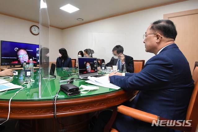 [서울=뉴시스] 박미소 기자 = 홍남기 경제부총리 겸 기획재정부 장관이 지난 16일 서울 종로구 정부서울청사에서 화상회의로 열린 '세계은행(WB) 개발위원회(DC)'에 참석하고 있다. (사진=기획재정부 제공) 2020.10.17. photo@newsis.com