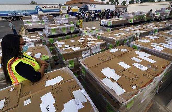 발송 대기 중인 미국 대선 우편투표 용지 (사진=연합뉴스)