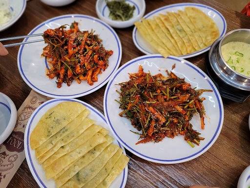 반고개 무침회와 납작만두