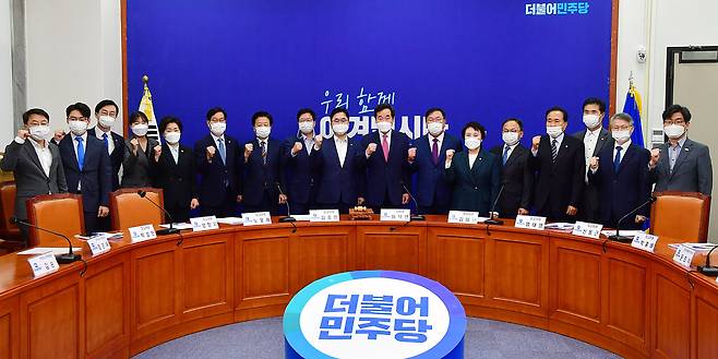 더불어민주당 이낙연 대표와 김태년 원내대표, 신임 전국위원장들이 16일 오전 국회에서 열린 최고위-전국위원장 연석회의에서 기념촬영을 하고 있다.  /국회사진기자단