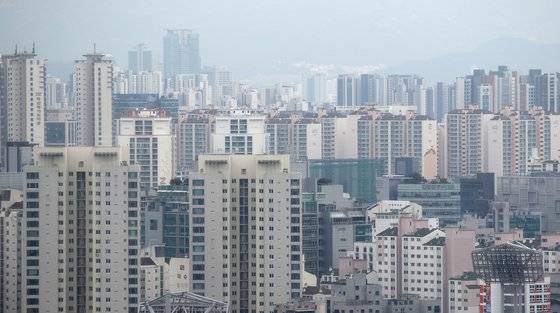 전세난으로 신혼집을 구하는 신혼부부와 명문 학군으로 전학가려는 '맹모'가 혹독한 계절을 맞고 있다. 사진은 서울 아파트 전경. [연합뉴스]
