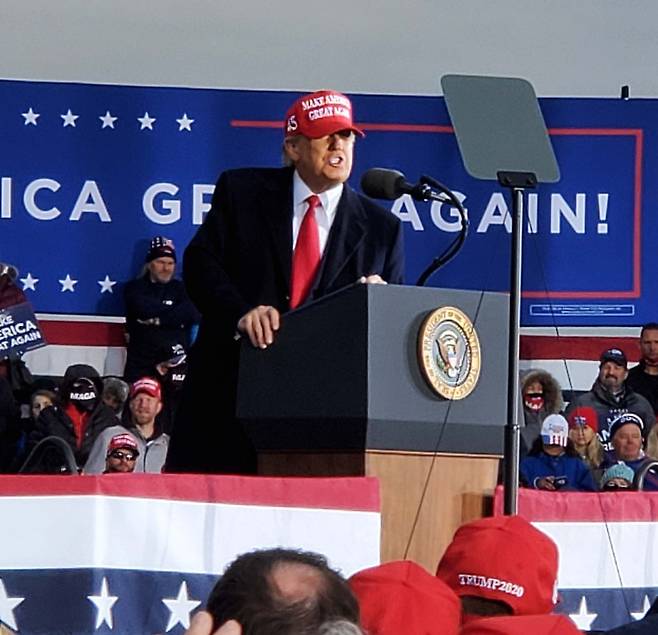 도널드 트럼프 미국 대통령이 17일(현지시간) 대표적 경합주인 미시간주에서 유세를 했다. 칼바람에 날씨가 추워지자 '미국을 다시 위대하게' 모자를 썼다. [머스키건=박현영 특파원]
