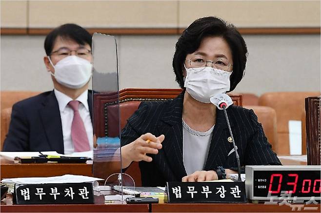 추미애 법무부 장관이 12일 오전 서울 여의도 국회에서 열린 법제사법위원회의 법무부 등에 대한 국정감사에 출석해 의원 질의에 답변하고 있다. 박종민기자