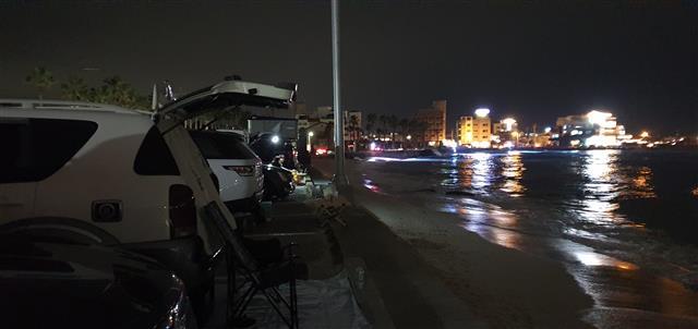 지난 17일 제주도의 한 바닷가 해안도로 인근 주차장을 차박족이 편법으로 점유하고 있다. 이들이 공용 주차장 대부분을 차지하면서 인근 지역 주민과의 갈등이 커지고 있다.제주 황경근 기자 kkhwang@seoul.co.kr