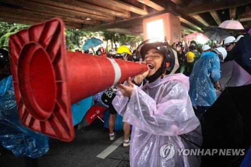 반정부 시위대가 원뿔형 도로표지를 마스크로 사용하고 있다. 2020.10.18 [AFP=연합뉴스]