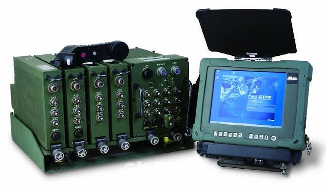 군 전술정보통신(TICN) 체계 중 TMMR 단말기 [사진=이데일리 DB]