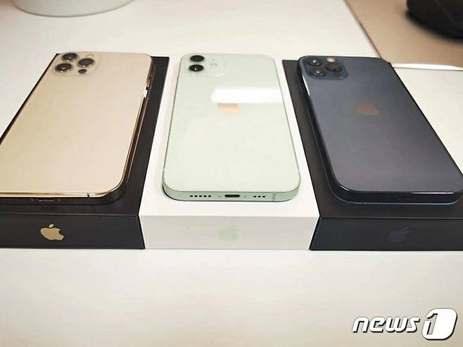 아이폰12 실물 사진이 온라인 커뮤니티와 트위터, 웨이보 등을 통해 유출됐다. 왼쪽부터 아이폰12 프로 골드 색상, 아이폰12 그린 색상, 아이폰12 그래파이트 색상이다. © 뉴스1