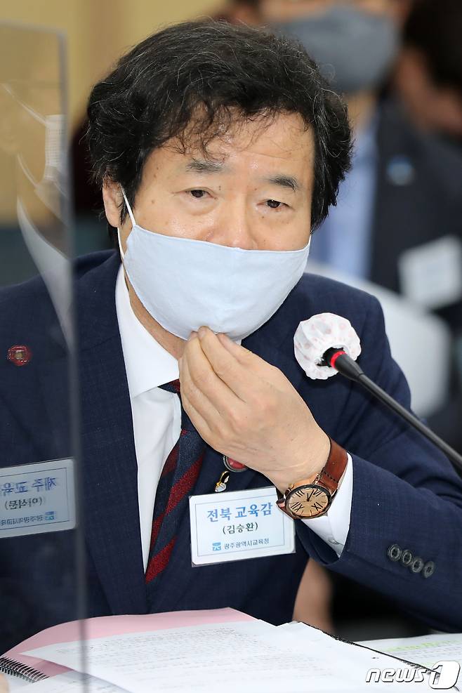 김승환 전북도교육감이 20일 오후 광주시교육청에서 열린 국회 교육위원회의 광주시·전남도·전북도·제주도교육청에 대한 국정감사에서 의원들의 질의에 답변하고 있다. 2020.10.20/뉴스1 © News1 황희규 기자