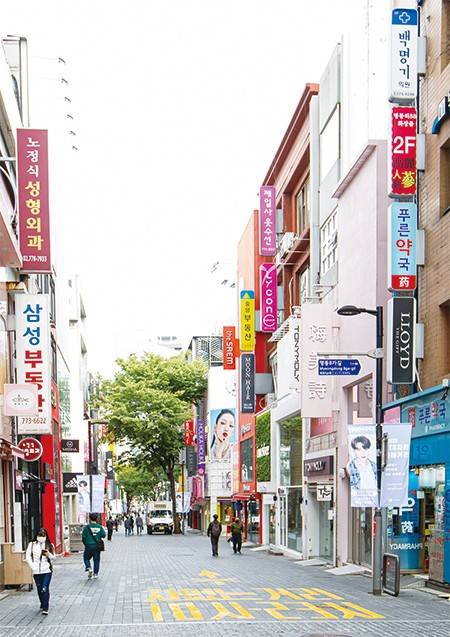 3년 연속 면적당 매출이 오른 곳은 7개에 불과했다. 변화무쌍한 한국 시장에서 프랜차이즈가 얼마나 살아남기 힘든지 보여주는 대목이다. <최영재 기자>