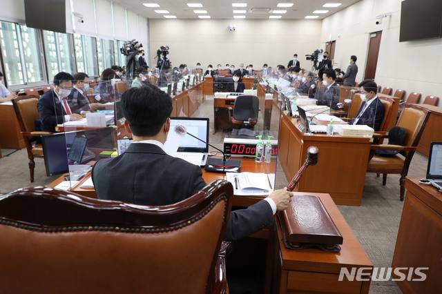[서울=뉴시스] 최동준 기자 =  김민석 국회 보건복지위원장이 20일 오전 서울 여의도 국회에서 열린 보건복지위원회의 국민건강보험공단, 건강보험심사평에 대한 국정감사에서 시작을 알리는 의사봉을 두드리고 있다. (공동취재사진) 2020.10.20.    photo@newsis.com