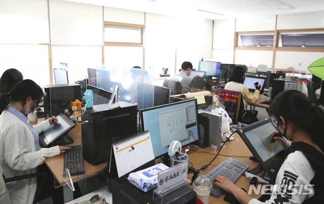 [나주=뉴시스] = 순천대학교 산학협력관에 들어선 ㈜동우에이앤이 순천지점 작업실 모습. (사진=전남정보문화산업진흥원 제공) 2020.10.20 photo@newsis.com