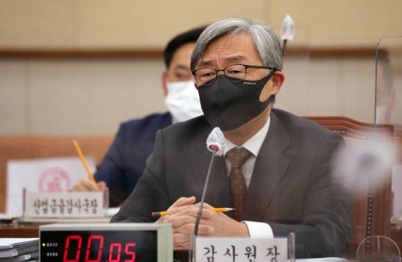 - 최재형 감사원장이 15일 국회 법제사법위원회의 감사원에 대한 국정감사에 출석해 의원들의 질문에 답변하고 있다. 2020. 10. 15 김명국 선임기자 daunso@seoul.co.kr