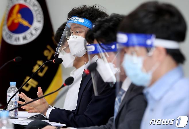 9월1일 오후 서울 용산구 대한전공의협의회에서 열린 국회 보건복지위원회 소속 미래통합당 의원들과 대한전공의협의회 현장 간담회에서 얼굴에 페이스실드를 쓴 전공의 관계자가 발언하고 있다. '페이스실드'의 순화어는 '얼굴 가림막'이다. 2020.9.1/뉴스1 © News1 이동해 기자