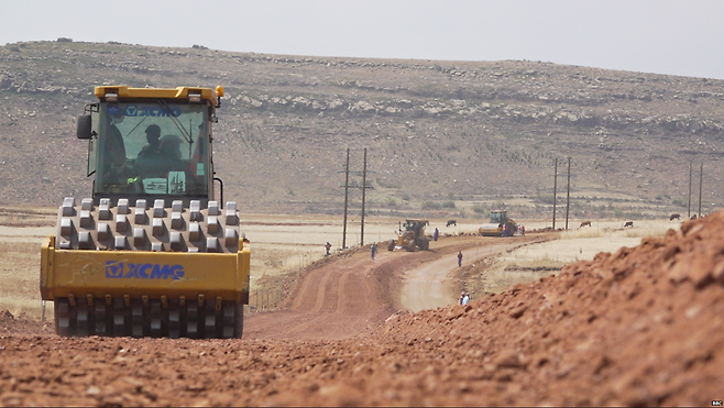 중국 기업들은 아프리카 대륙에 상당한 양의 인프라를 제공하고 있다