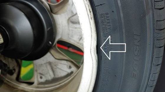 훼손된 타이어 휠. 보배드림 캡처