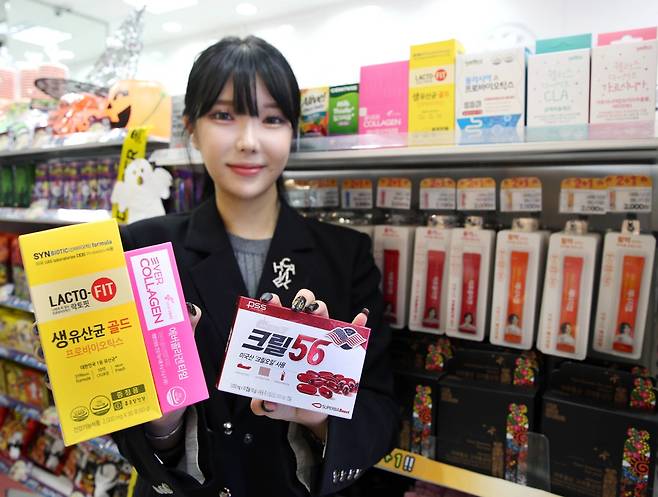 신종 코로나바이러스 감염증(코로나19) 여파로 건강에 대한 관심이 높아지면서 편의점에서도 건강기능식품을 찾는 수요가 크게 늘었다. /사진=GS25