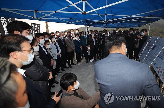 댐 방류 설명하는 수자원공사 (진안=연합뉴스) 정경재 기자 = 21일 오후 한국수자원공사 용담지사 앞에서 수자원 공사 관계자가 지난여름 집중호우 당시 댐 방류 경위를 국회 환경노동위원회 위원들에게 설명하고 있다. 2020.10.21 jaya@yna.co.kr