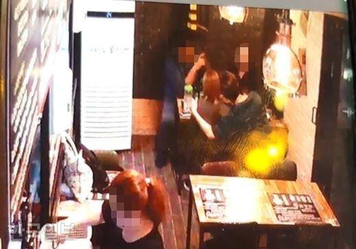 지난해 9월 24일 경기 파주의 음식점에서 안다르 전 직원 A씨가 피해자 신씨를 강제추행하고 있다. 신씨 제공