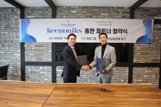 (김종완 코코넛트리 대표(왼쪽)와 최석주 청담글로벌 대표가 총판 계약을 체결하고 있다. (사진제공=코코넛트리))