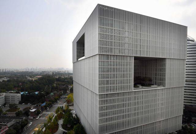 서울 용산의 랜드마크가 된 아모레퍼시픽 본사. 흰색의 소박함과 장방형의 당당함, 내부를 비워낸 오프닝을 통해 주변 풍경을 품으며 달항아리 같은 ‘어진 맛’을 낸다. 건축가 데이비드 치퍼필드는 달항아리에서 영감을 얻어 설계했다. 아래 사진은 용산 도심 풍경을 끌어들이는 11층의 공중정원. 윤성호 기자