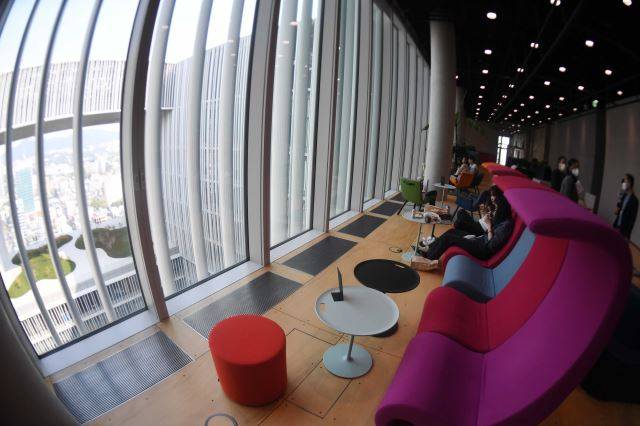 21층의 공유형 오피스 전경.