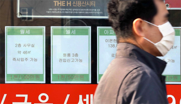 전세 매물 감소로 전세금이 천정부지로 치솟는 가운데 월세지수마저 사상 최대 상승폭을 기록했다. 사진은 22일 서울 용산구 한 중개업소에 월세 시세표가 붙어 있는 모습. [이충우 기자]