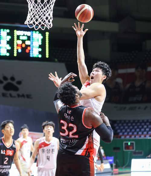 슛하는 오세근 (사진=연합뉴스)