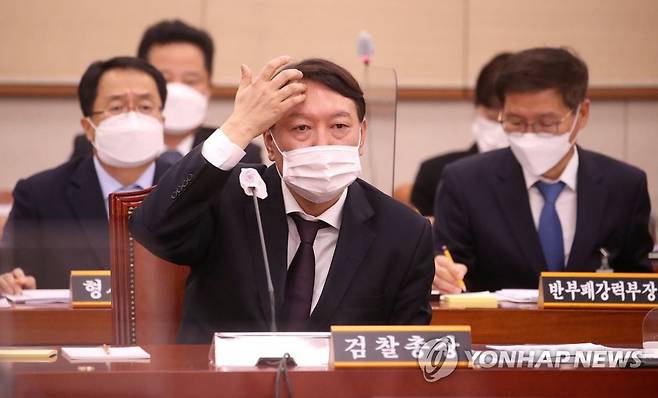 답변하는 윤석열 검찰총장 (서울=연합뉴스) 하사헌 기자 = 윤석열 검찰총장이 22일 오전 서울 여의도 국회 법제사법위원회에서 열린 대검찰청 국정감사에서 답변하고 있다.  2020.10.22 toadboy@yna.co.kr
