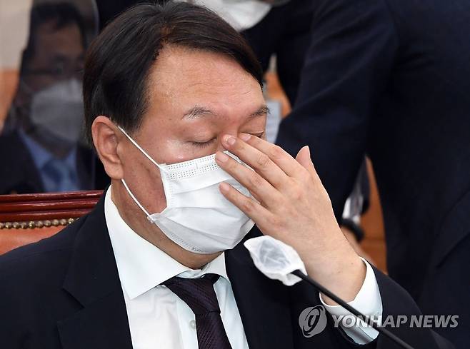 국감 출석한 윤석열 검찰총장 (서울=연합뉴스) 하사헌 기자 = 윤석열 검찰총장이 22일 국회에서 열린 법제사법위원회 대검찰청 국정감사에서 피곤한 듯 눈가를 만지고 있다. 2020.10.22 toadboy@yna.co.kr