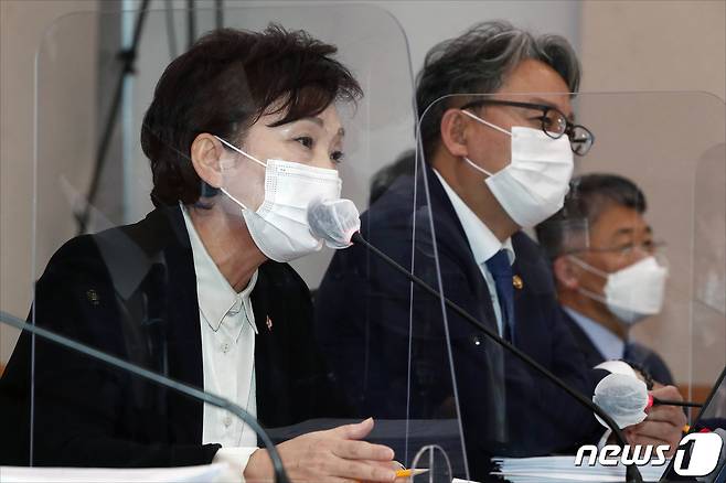 김현미 국토교통부 장관이 23일 오전 서울 여의도 국회에서 열린 국회 국토교통위원회 종합국정감사에서 질의에 답변하고 있다. 2020.10.23/뉴스1 © News1 박세연 기자
